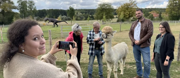 Herzenswunsch-Vereinsvorsitzende Jasmin Lühring freut sich mit Ursula Bansleben und Heinz Erckens sowie den Ehrenamtlern Stefan Kleine und Anna-Lena Kürschner (von links) auf die kommenden Besuche auf dem Alpaka-Hof in Papenhausen. - © Sandra Castrup