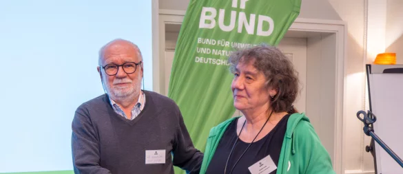 Kerstin Ciesla, stellvertretende Landesvorsitzende, überreicht Willi Hennebrüder die Auszeichnung. - © Julia Stratmann/ BUND NRW