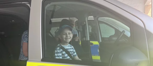 Der sechsjährige Muhammad Minkailov durfte im Polizeiauto mitfahren. - © Madina Minkailov