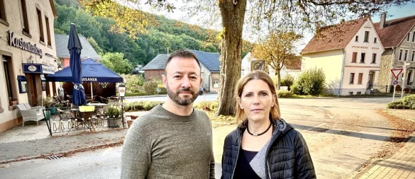 Pedro Assunçao und Nicole Pott-Papenkordt berichten von wiederholten Zwischenfällen am Kastanienkrug im Bereich Welschenweg/Holter Straße: Beim Urlandlauf wurden Absperrungen ignoriert, und Streckenposten mussten sich gegen wütende Autofahrer behaupten. - © Anna Lena Hinder