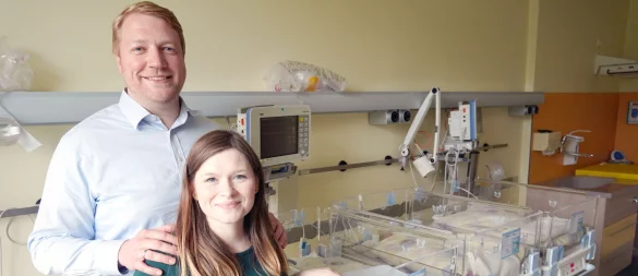 Mutter Kim Ohsiek und Vater Mathias Ohsiek an den Kinderbettchen ihrer Drillinge im Universitätsklinikum Minden. Nach dem ersten überwältigenden Schreck empfinden sie jetzt nur noch unendliche Dankbarkeit für ihre drei gesunden Kinder und ihre zweijährige Tochter Lena. - © MKK