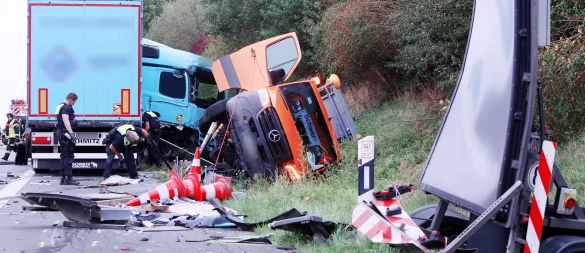 An der Unfallstelle bot sich den Einsatzkräften ein Bild der Verwüstung. Der Sattelzug hatte auf dem Seitenstreifen zunächst den Absicherungsanhänger (rechts im Bild) und dann den orangefarbenen Transporter erfasst. - © Patrick Menzel
