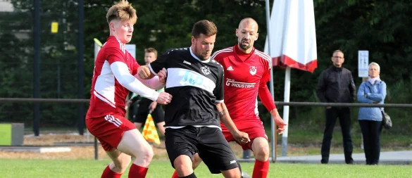 Helpups Marc Schubert (Mitte) kontrolliert den Ball gegen die Bexterhagener Frederik Rußkamp (links) und Moritz Gromann. - © Oliver König
