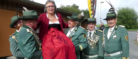 Die neue Königin Tanja Funke wird gebührend gefeiert. Cameron Smout, Ralf Kaiser, Ralf Hüpers, 2. Vorsitzender Dirk Nolting und Vorsitzender Gerd Töpper lassen sie hoch leben. - © Rudi Rudolph