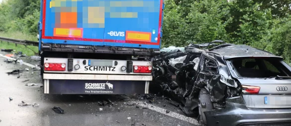 Der Audi wurde beim Unfall auf der B252 zwischen Lkw und Leitplanke eingeklemmt. - © Polizei Höxter