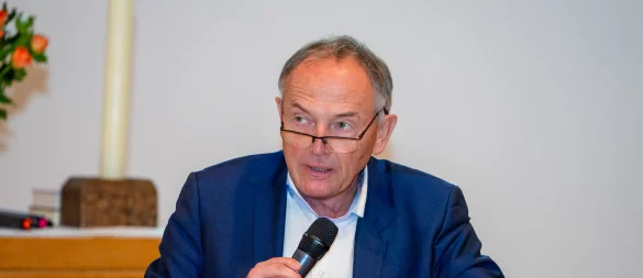 Prof. Dr. Jürgen Deller hält den Vortrag im kirchlichen Zentrum der Stiftung Eben-Ezer. - © Eben-Ezer