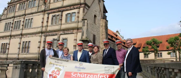 Freuen sich auf das Schützenfest: Heinrich Zubek (von links; Prinz), Dieter Broschinski (erster Vorsitzende und Oberst), Renate Zubek (Königin), Reinhard Krist (König), Burkhard Schatz (Adjutant), Stefanie Krist (Prinzessin), Bernhard Kicinski (Major), Ralf Mross (Adjutant) und Michael Reuland (Schatzmeister). - © Chiara Wibbeke