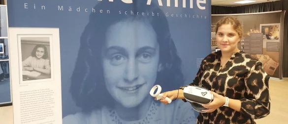 Besonders beliebt sei das Virtual-Reality-Erlebnis der Ausstellung gewesen, wie Janine Albrecht, Leiterin des Integrationszentrums, berichtet. Mittels VR-Brille konnten die Besucher in die Welt von Anne Frank "hautnah" eintauchen. - © Michaela Weiße