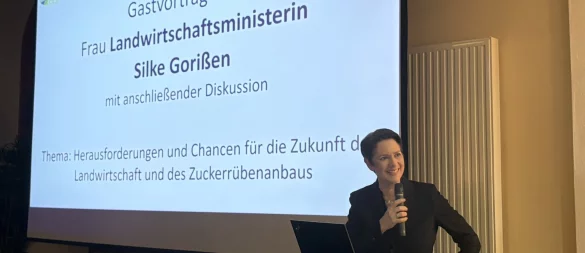 Die Ministerin für Landwirtschaft und Verbraucherschutz des Landes Nordrhein-Westfalen, Silke Gorißen stellt sich den Fragen der Zuckerrübenanbauer. - © Jan Schillmann
