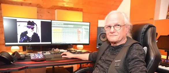 Ralf Hoffmann hat in seinem kleinen Tonstudio alle Voraussetzungen, um Songs zu komponieren und zu mischen. - © Karin Prignitz