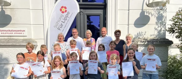 Viel Begeisterung fürs Lesen: Die besten Vorleser aus 16 lippischen Grundschulen freuen sich gemeinsam mit der Jury über ein hochkarätiges Finale des Vorlesewettbewerbs. Ariane Mügge (5. von links vorne) holte den ersten Platz. - © Dr. A. Heinrike Heil