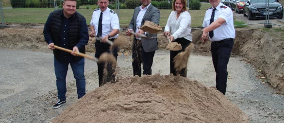 Projektleiter Florian Kenter (von links), Barntrups Feuerwehr-Chef Stefan Jakob, Bürgermeister Borris Ortmeier, Architektin Marina Klippenstein und Christian Meier, Einheitsführer in Sonneborn, machen den symbolischen ersten Spatenstich. Im Hintergrund ist schon die Fläche für den Anbau zu sehen. - © Nadine Uphoff