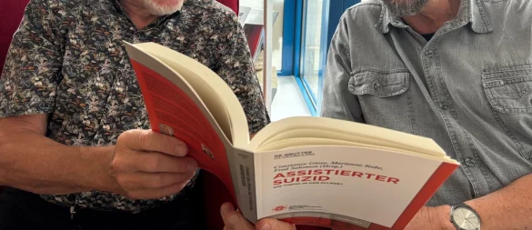 Haben an einem neuen Fachbuch zum Thema "assistierter Suizid" mitgewirkt: Medizinethiker Prof. Fred Salomon (links) und Andreas Lüdecke, Mitbegründer des Ambulanten Hospiz- und Palliativen Beratungsdienstes Lippe. - © Martin Hostert