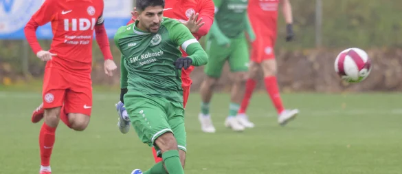 Zumindest in der ersten Halbzeit dominierten die Gäste aus Kachtenhausen und führten mit 1:3. In dieser Szene treibt Kamal Awsse vom TuS (grün) den Ball nach vorne. Kapitän Phillip Herclik (rot, links) und Denniss Hauerhof können dem agilen Gegenspieler nicht folgen. - © Egon Penner