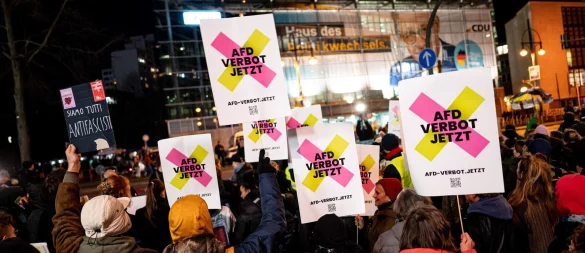 Schon bevor der Verfassungsschutz die Gesamtpartei der AfD als "gesichert rechtsextrem" eingestuft hat, haben Menschen in ganz Deutschland ein Verbot der Partei gefordert, wie hier bei der Kundgebung "Brandmauer statt Brandstiftung" von Amnesty International, Seebrücke und anderen Organisationen. Demonstranten halten Schilder mit der Aufschrift "AfD Verbot jetzt" vor der CDU-Zentrale hoch. - © picture alliance/dpa
