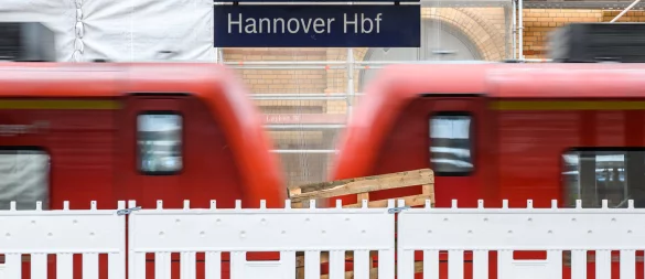 Am Hauptbahnhof Hannover hat es in der Nacht eine Störung gegeben - ausgelöst durch einen Schaden an der Oberleitung. - © Christophe Gateau/dpa