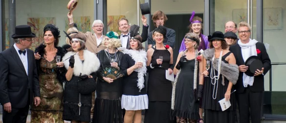 Die VoicePearls laden in die Bahnhofshalle. - © VoicePearls