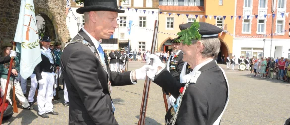 Frank Haberbosch (l.) ist als Lübbecker Bürgermeister auch obester Dienstherr der Lübbecker Bürgerschützen. Er nahm auch 2023 vor dem Königsschießen die dafür verwendeten Gewehre ab. - © Joern Spreen-Ledebur