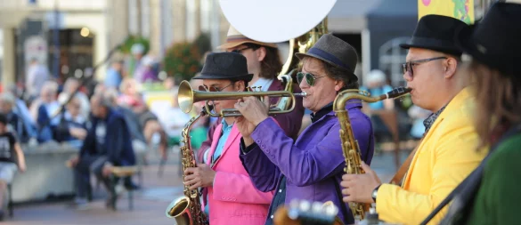 Die Band „Brazzo Brazzone & The World Brass Ensemble“ entführte die Besucherinnen und Besucher vor zwei Jahren zurück in die "Goldenen Zwanziger". - © Archivfoto: Nicole Ellerbrake