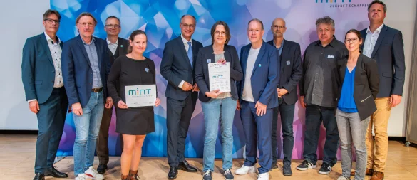 Urkundenübergabe: (von links) Prof. René Fahr (Uni Paderborn), Johannes Schlarb (Telekom Stiftung), Jörg Iske (PTC), Nadja Bauer (TU Dresden), Staatssekretär Dr. Urban Mauer, Regine Körber (MINT-Koordination MWG Lemgo), Christian Fischer (MINT Zukunft), Prof. Peer Schmidt (BTU), Marius Galuschka (Christiani), Dr. Christian Berg (HNF). - © Sergei Magel (HNF)