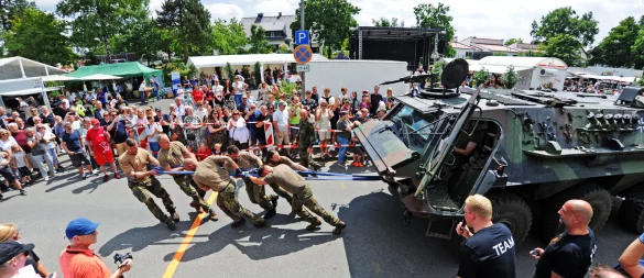 17 Tonnen lassen sich nur mit vereinten Kräften bewegen - dass es aber klappen kann, wenn alle an einem Strang ziehen, haben die Augustdorfer Gruppen am Wochenende bewiesen. - © Nicole Ellerbrake_