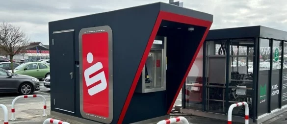 Dieser sprengsichere SB-Pavillon befindet sich am Marktkauf in Lemgo. Er soll laut Aussage der Sparkasse Lemgo "Vorbild" für die neue Lösung im Hoffmannspark sein. - © Sparkasse Lemgo