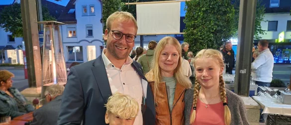 Borris Ortmeier freut sich zusammen mit seiner Frau Tina und den Kindern Lea und Moritz über die gewonnene Wahl in Barntrup.?Foto: Nadine Uphoff - © Nadine Uphoff