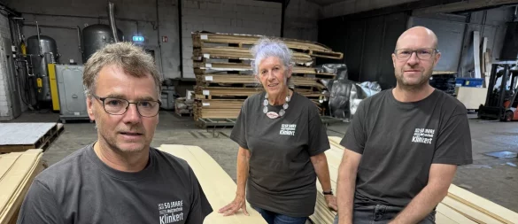 Geschäftsführer Sven Lübbing, Renate Lübbing sowie Stefan Ribbe (von rechts) freuen sich über das Klinkert-Jubiläum. - © Sandra Castrup