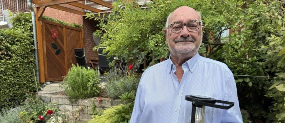 Eduard Böger in seinem Garten. In der Hand hält er eine solarbetriebene Gartenlampe, die sich bei Dunkelheit automatisch einschaltet. Die nachhaltige Stromerzeugung ist ihm ein Anliegen. - © Sven Kienscherf