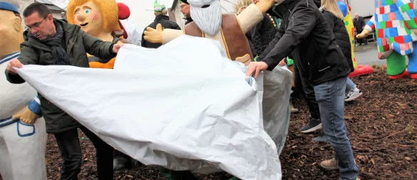Bürgermeister Carsten Torke (l.) und StKG-Präsident Axel Remmert-Bobe packen beim Enthüllen der Figuren mit an. - © Madita Schellenberg