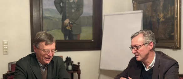 Stephan Prinz zur Lippe (von links) redet mit Dr. Michael Zelle über den Besuch in Riga, bei dem die Gedenkplakette von Bernhard II. im Dom eingeweiht und aufgehangen wurde. - © Jan Schillmann