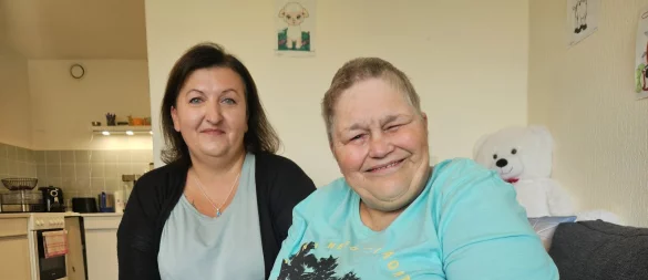 Bärbel Müller (61, rechts) hat ein Glasauge und hat auf dem anderen nur noch 40 Prozent Sehkraft. Die Bad Salzuflerin ist daher froh, von ihrer Betreuerin Anna Lewandowski unterstützt zu werden. - © Janet König
