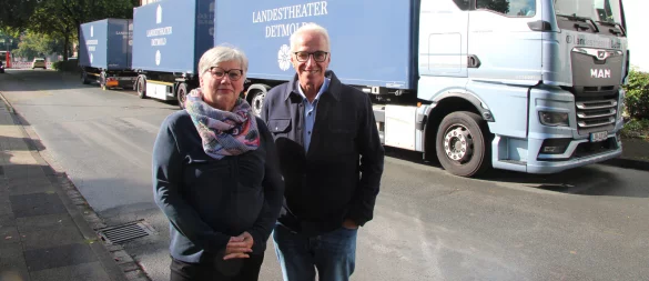 Mit großen Lkws geht das Landestheater auf NRW- und Deutschlandtour. Gastspielreferentin Birgit Reiher und Betriebsdirektor Rainer Worms kümmern sich in der Spielzeit 2025/26 um die Gastauftritte. - © Jana Beckmann