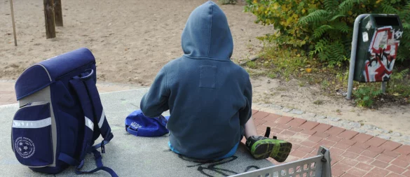 Einige Kinder und Jugendliche bleiben dem Unterricht fern. Ein Problem, dass laut Experten in Deutschland zunimmt. - © picture alliance / Jens Kalaene/dpa-Zentralbild/dpa