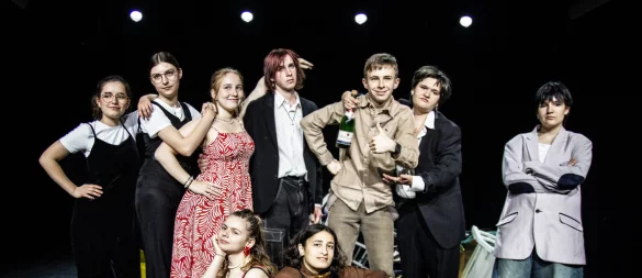 Furioses und dabei präzises Spiel: Maya Kwiatkowski, Alma Roka Berg (vorn), Noemi Müller, Klara Becker, Nina Wenzel, Rouven Sentker, Linus Gräser, Lee Wegen, Janne Walter (hinten). - © Landestheater Detmold/Line Wöstenfeld
