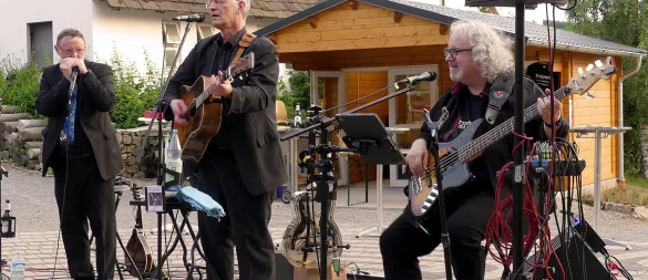 Torsten Buncher (Bluesharp, Gesang), Bert Halbwachs (Gitarre, Gesang) und Chris Beuthner (Bass) bereiteten dem Taller Publikum einen gnadenlos lippischen Bluesabend. - © Rudi Rudolph