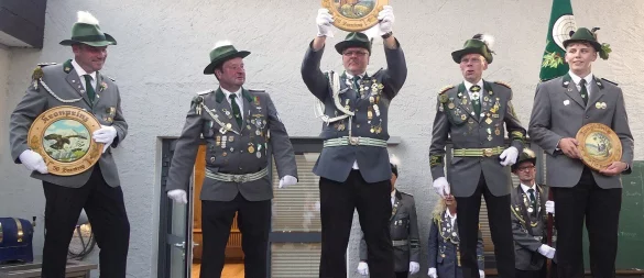 Jetzt ist es raus: Sascha Schönhoff (Mitte) ist der neue Schützenkönig in Barntrup. Mit dabei (von links) Kronprinz Christian Drewes, Schießwart Mario Schreck, Oberst Matthias Drewes und Jungschützenkönig Ole Heyna. - © Rudi Rudolph