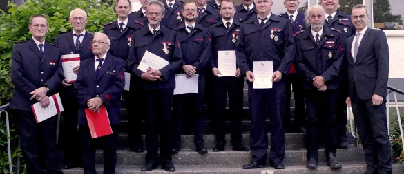 Bürgermeister Jörg Bierwirth (rechts) und Wehrführer Mike Mundhenke (2. von rechts) freuen sich mit den ausgezeichneten und beförderten Kameraden. - © Rudi Rudolph