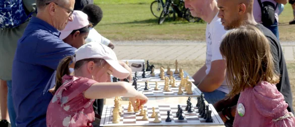 Alt und Jung spielen neben und miteinander Schach. - © Rudi Rudolph