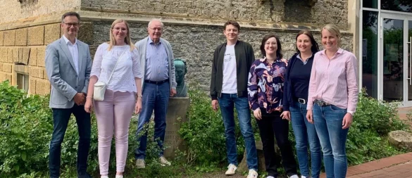 Ehemalige gründen einen Alumni-Verein: Darunter auch der frühere Schulleiter Werner Klapproth (3. von links). Den Vorsitz haben Bastian von den Eichen und Jaqueline Mäling (4. und 5. von links) übernommen. Claudia Schröder (rechts) ist Schriftführerin. - © Grabbe-Gymnasium