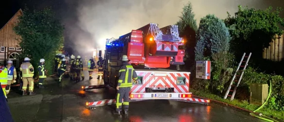 Die Drehleiter der Feuerwehr Lemgo zur Unterstützung der Kräfte an der Einsatzstelle. - © Feuerwehr Dörentrup
