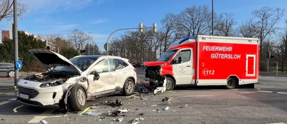 Folgenschwer: Der Rettungswagen und das Auto stießen auf der Kreuzung Stadtring/Carl-Bertelsmann-Straße in Gütersloh zusammen. - © Thorsten Heß