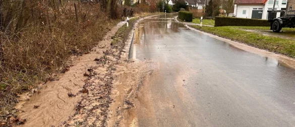 Der Klimawandel sorgt unter anderem für häufiger auftretende Starkregenereignisse, wie hier 2024 im Bereich Waddenhauser Straße. Dagegen will die Stadt etwas unternehmen. - © Feuerwehr Lage (Archivfoto)