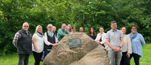 Diese Gruppe hat sich in Retzen nach potenziellen Standorten für die Neupflanzungen von Laubbäumen umgeschaut. Rechts Ortsausschussvorsitzende Bärbel Paetzold und rechts vorne Jan Philipp Feldmeier von der Stadtverwaltung. - © Uwe Aust