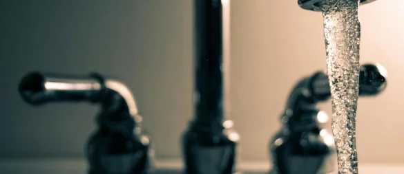 Bald soll das Bad Meinberger Heilwasser wieder im Kurgastzentrum zapfbar sein. Es kommt allerdings per Kanister. Die Leitung aus dem Moorstich Stinkebrink wird nicht repariert. - © Symbolfoto: pexels/Steve Johnson