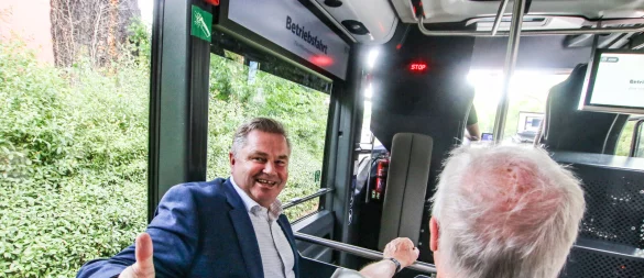Daumen hoch für den autonomen Ultimo-Bus: Bürgermeister Tim Kähler sieht in solchen Systemen die Zukunft für den ÖPNV auch in Herford. - © Daniel Salmon
