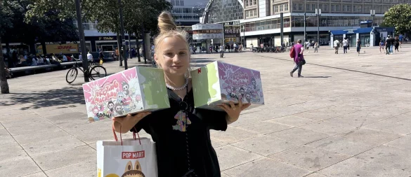 Nika hat in Berlin großen Erfolg beim Shoppen der Labubus. - © Privat