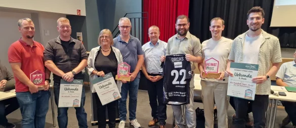 Freuen sich über den Heimatpreis: (von links) Jens Wiesner, Daniel Mesch, Heiderose Osterhage, Dirk Richert, Bürgermeister Mario Hecker, Sven Rainer Hoffmann, Luca Isenberg und Brian Reissmann. - © Nadine Uphoff