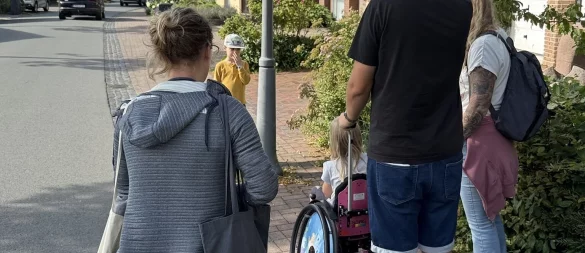 Bürger zeigen den Verantwortlichen beim Fußgänger-Check schwierige Situationen auf. - © Gemeinde Schlangen