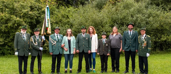 Das neue Königspaar mit Hofstaat und Vereinsspitze freut sich auf das Humfelder Schützenfest. - © Schützenverein Humfeld